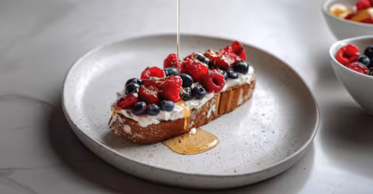 Honey Pistachio Yogurt Toast – Easy Café-Style Breakfast